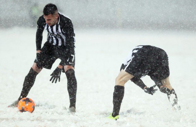 Фото дня: суровый зимний футбол в чемпионате Сербии - изображение 2