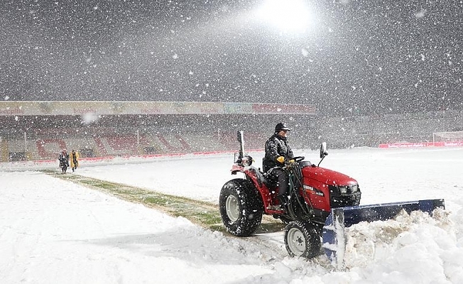 Фото дня: матч Кубка Турции "Болуспор" - "Галатасарай" был отменен из-за снегопада - изображение 1