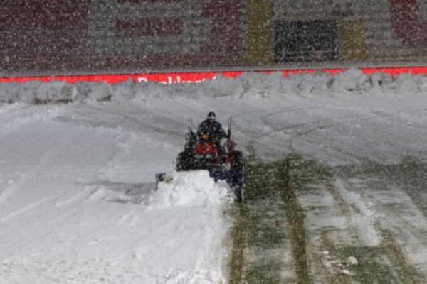Фото дня: матч Кубка Турции "Болуспор" - "Галатасарай" был отменен из-за снегопада - изображение 2
