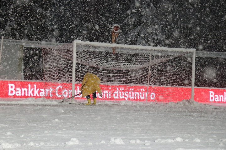 Фото дня: матч Кубка Турции "Болуспор" - "Галатасарай" был отменен из-за снегопада - изображение 3