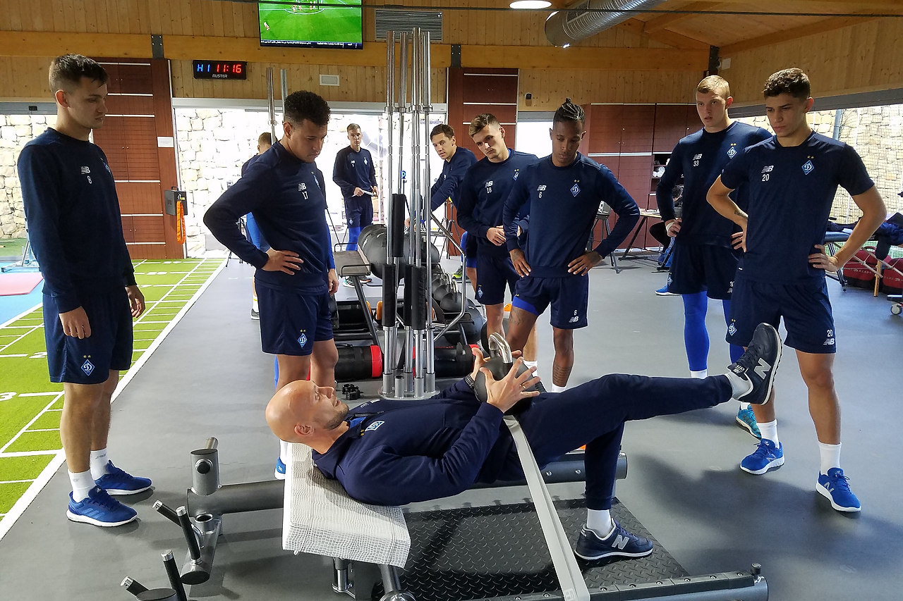 Криштиану роналду тренировки. Тренировка футболистов в спортзале. Тренировка футболиста в зале. Cristiano ronaldo в зале. Cristiano ronaldo в зале.