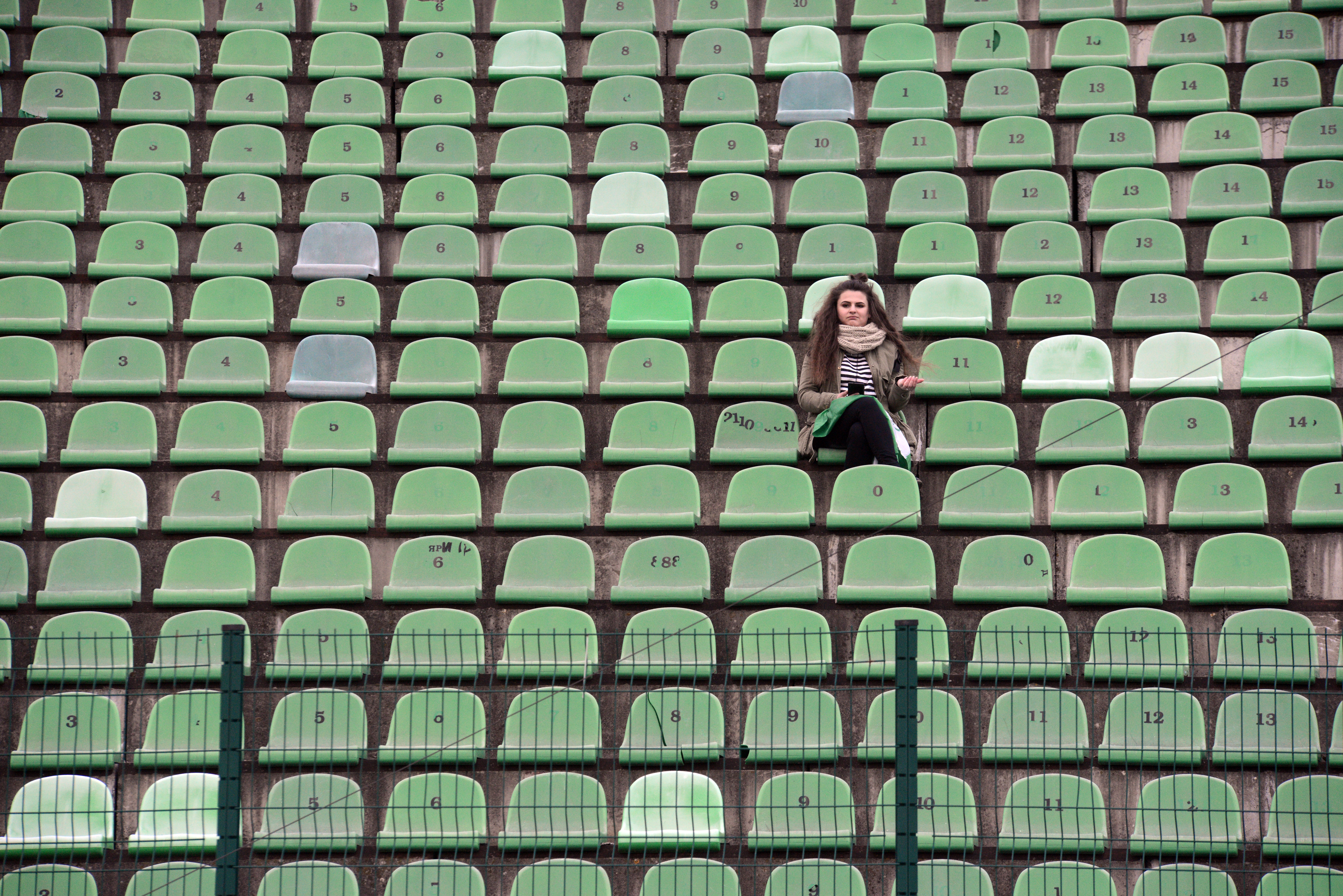 Фото дня: одинокая девушка на горячем дерби Львова - изображение 1