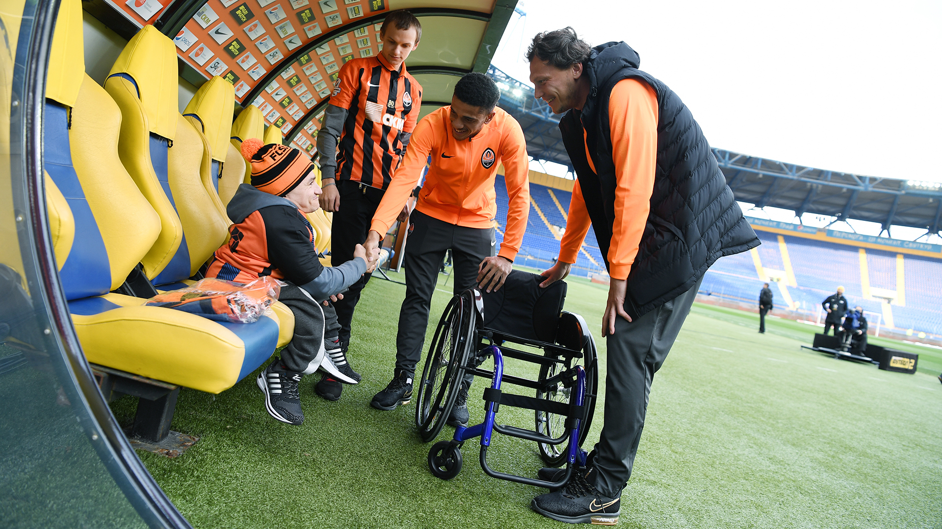 Игроки "Шахтера" подарили болельщику инвалидную коляску (Фото) - изображение 1