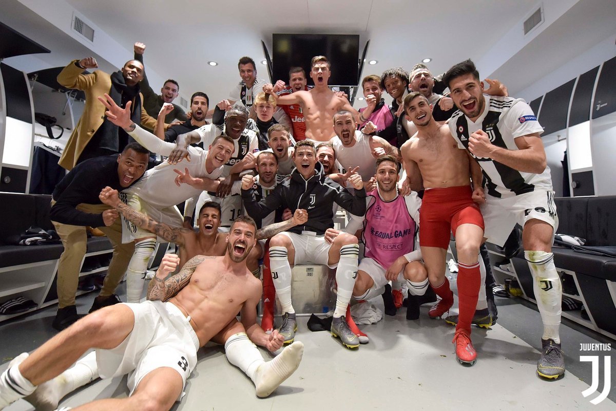 Фото дня: как "Ювентус" отпраздновал выход в четвертьфинал Лиги чемпионов - изображение 1