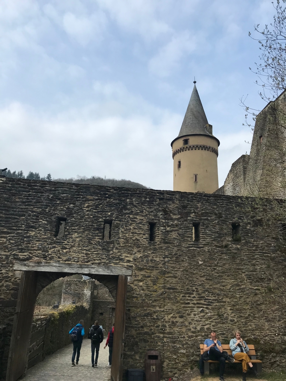 Люксембургские зарисовки: экс-игрок сборной работает "водителем", старинные замки и ожидание Роберто Карлоса - изображение 23