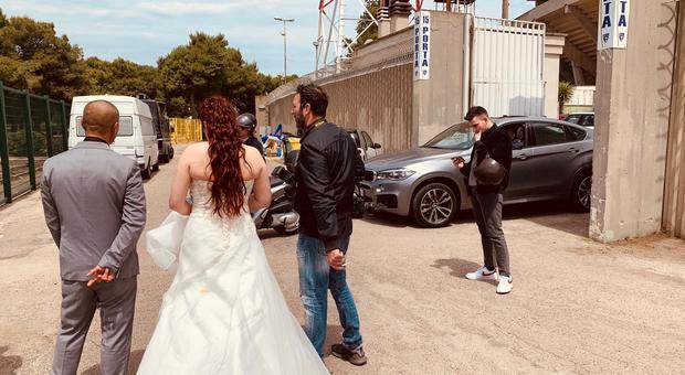 Супруги-фанаты пошли на стадион в день свадьбы: "Медовый месяц может подождать" (Фото) - изображение 1