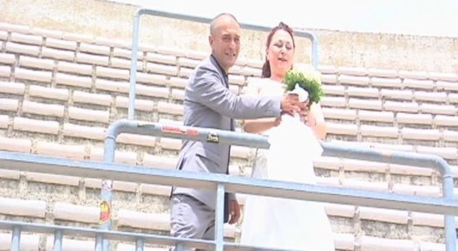 Супруги-фанаты пошли на стадион в день свадьбы: "Медовый месяц может подождать" (Фото) - изображение 3