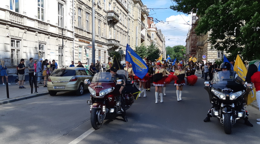 Львівські замальовки: "золоте" таксі, овації для Шевченка, і міст Кличка