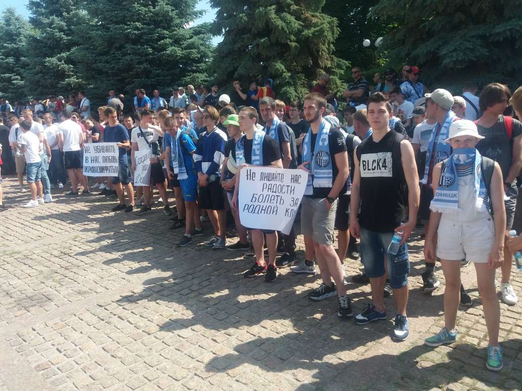 Біля Дому футболу у Києві відбувається мітинг на підтримку "Олімпіка" - изображение 2