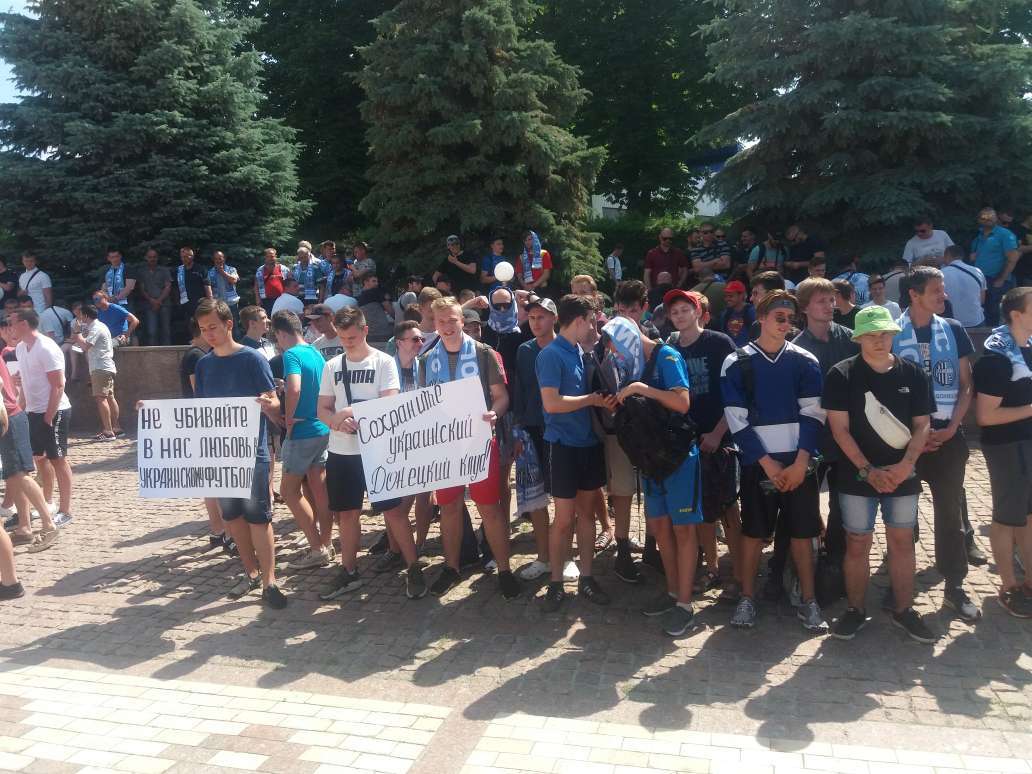 Біля Дому футболу у Києві відбувається мітинг на підтримку "Олімпіка" - изображение 3