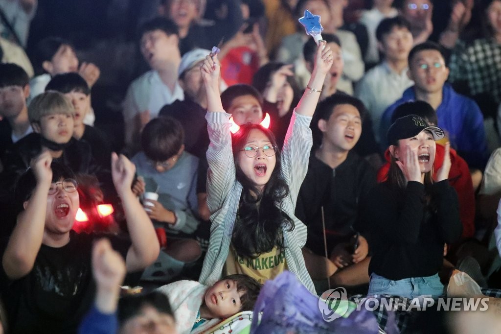 Миллионы корейцев не спали, чтобы посмотреть финал с Украиной, страна сходила с ума (Фото) - изображение 9