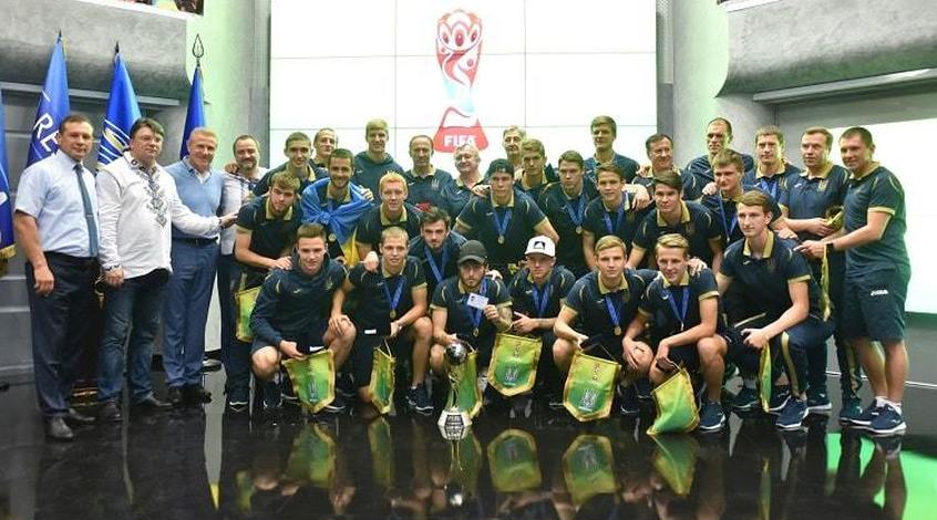 Як збірну України  U-20 вітали у Будинку футболу