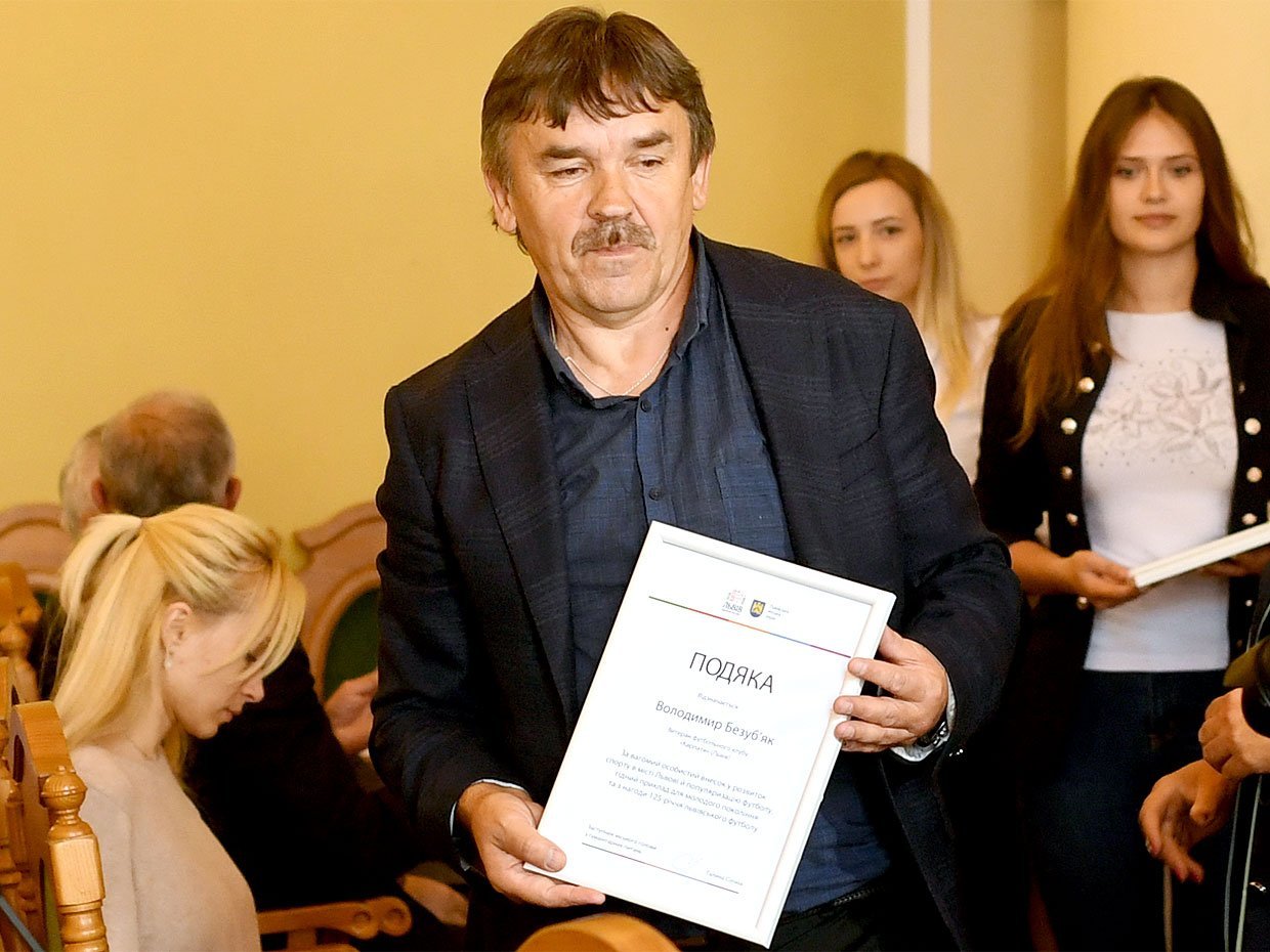 Ветерани "Карпат" отримали нагороди з нагоди 125-річчя українського та львівського футболу (Фото) - изображение 1