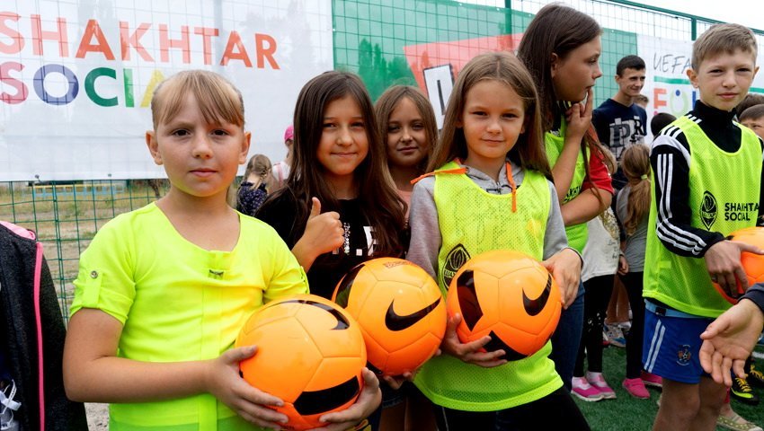 "Шахтер" открыл детскую площадку в Станице Луганской (Фото) - изображение 5