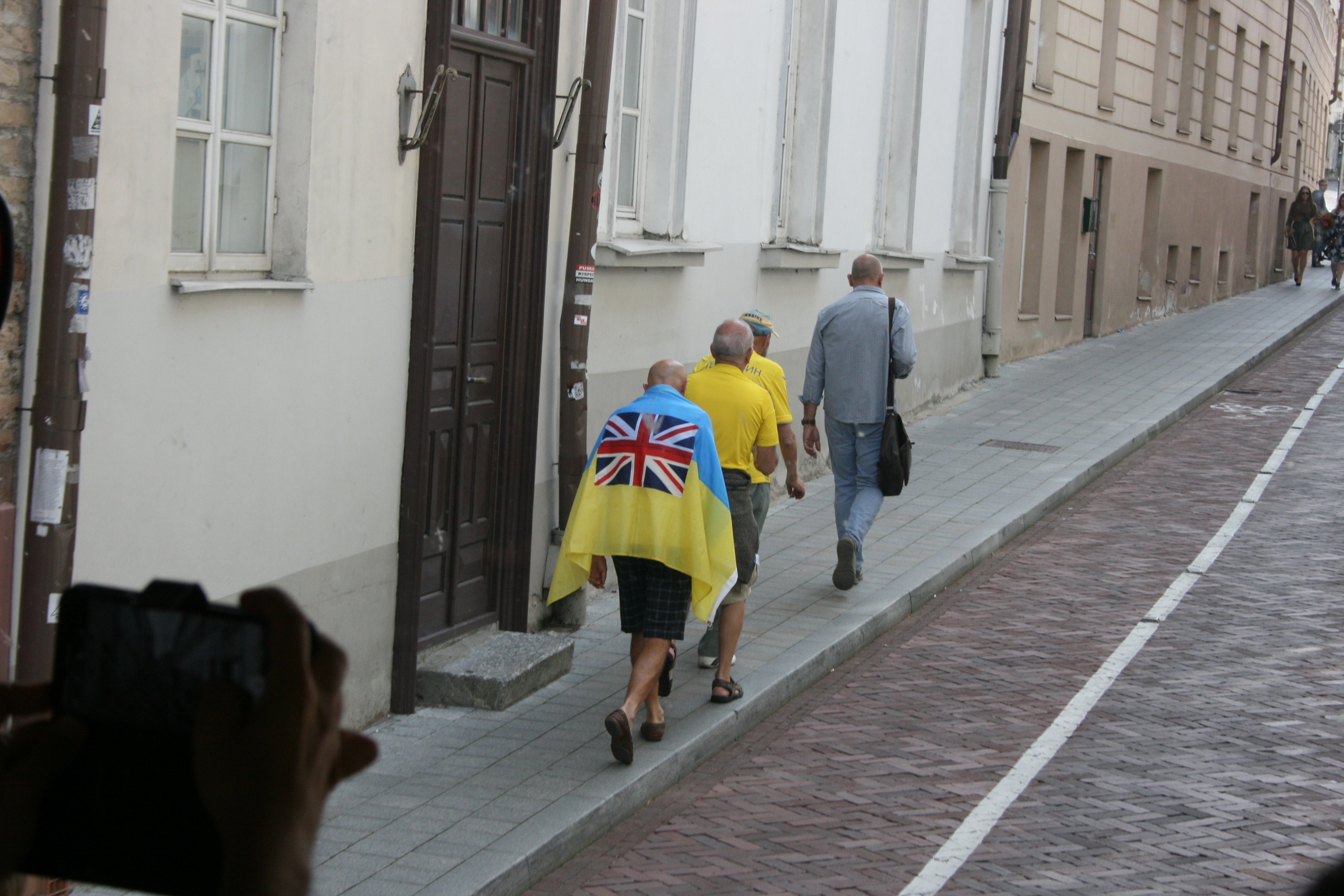 Центр Вильнюса постепенно наполняется украинскими болельщиками (Фото) - изображение 1