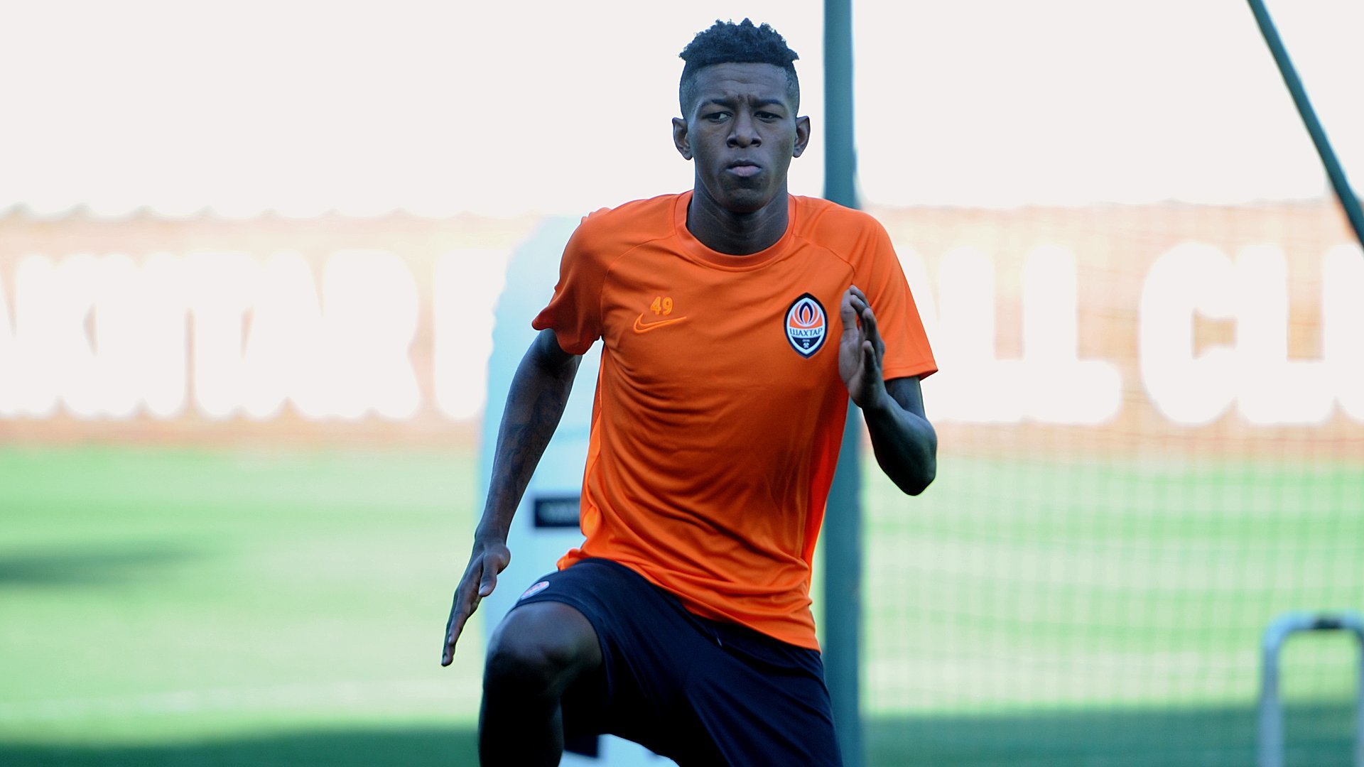 бразильский футболист выступавший за донецкий шахтер. дентиньо постер. фк шахтер лига чемпионов. бразильский футболист выступавший за донецкий шахтер. новый шахтер донецк.