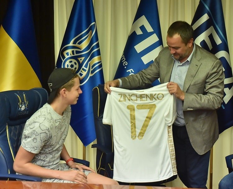 
УАФ підтримала 16-річного футболіста Нікіту Малецького, який долає складне онкологічне захворювання 