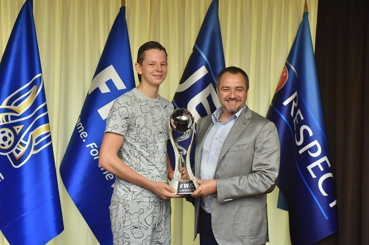 
УАФ підтримала 16-річного футболіста Нікіту Малецького, який долає складне онкологічне захворювання 