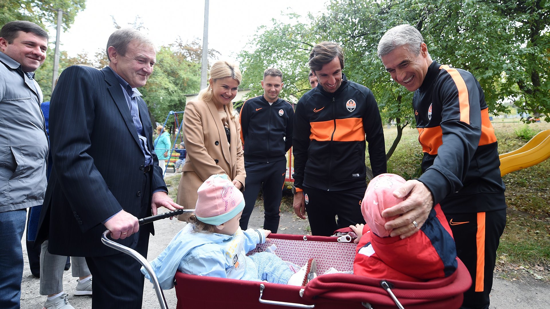 Каштру, Срна, Кривцов и Марлос посетили специализированный дом ребенка (Фото) - изображение 3