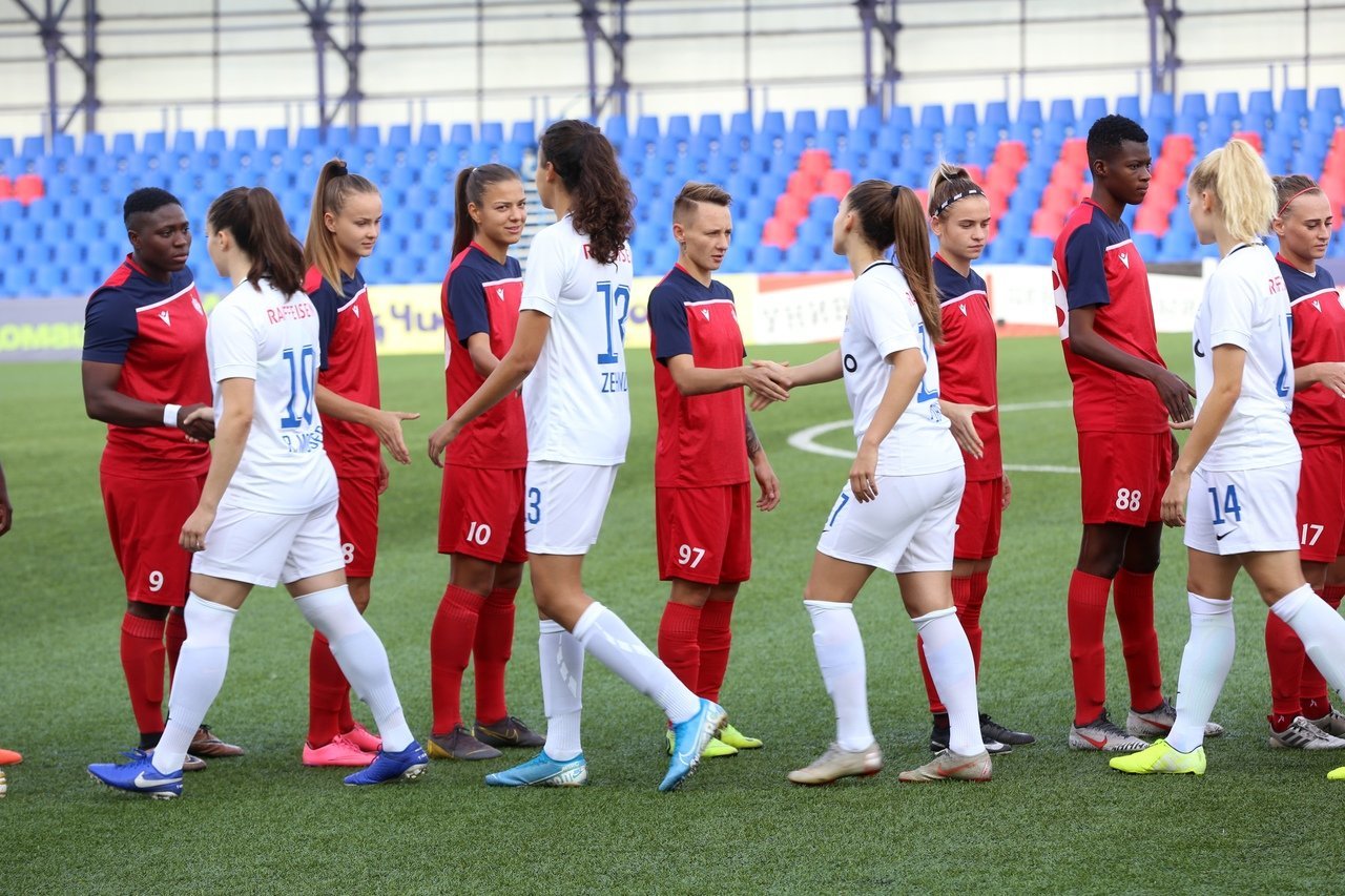 Футболистки в стенке