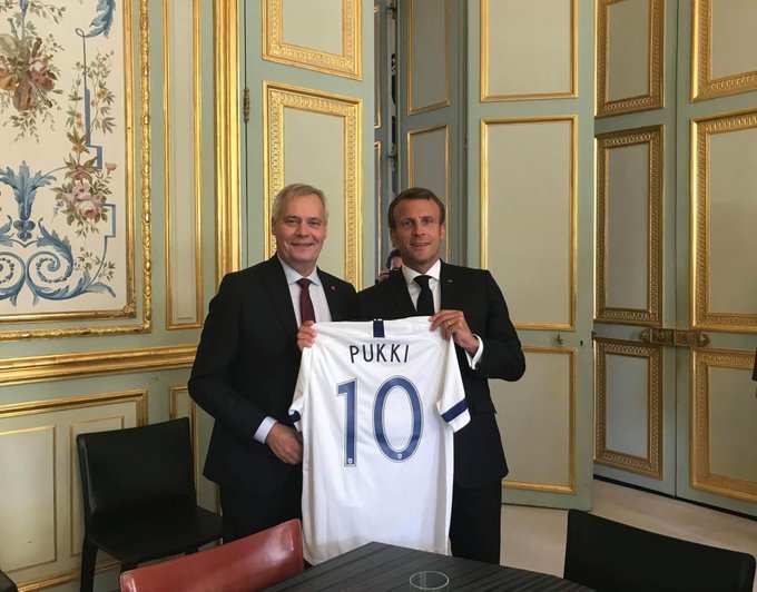 Фото дня: премьер-министр Финляндии подарил президенту Франции футболку Пукки - изображение 1