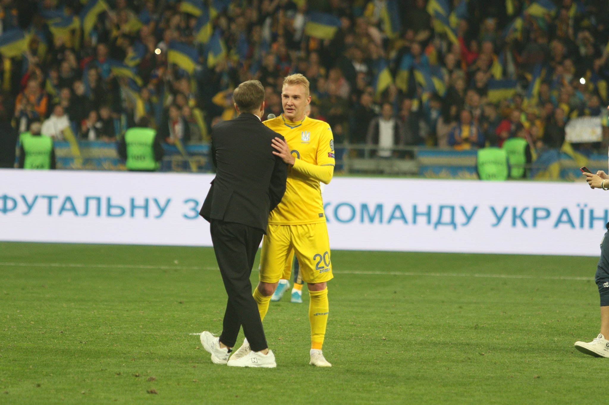 Победные эмоции Украины после матча с Португалией (Фото) - изображение 11