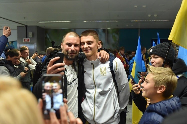 Як збірну України зустрічали у "Борисполі" (Фото) - изображение 2