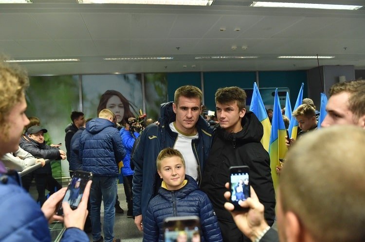 Як збірну України зустрічали у "Борисполі" (Фото) - изображение 3
