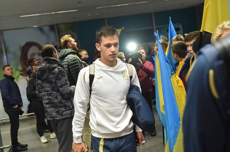 Як збірну України зустрічали у "Борисполі" (Фото) - изображение 6