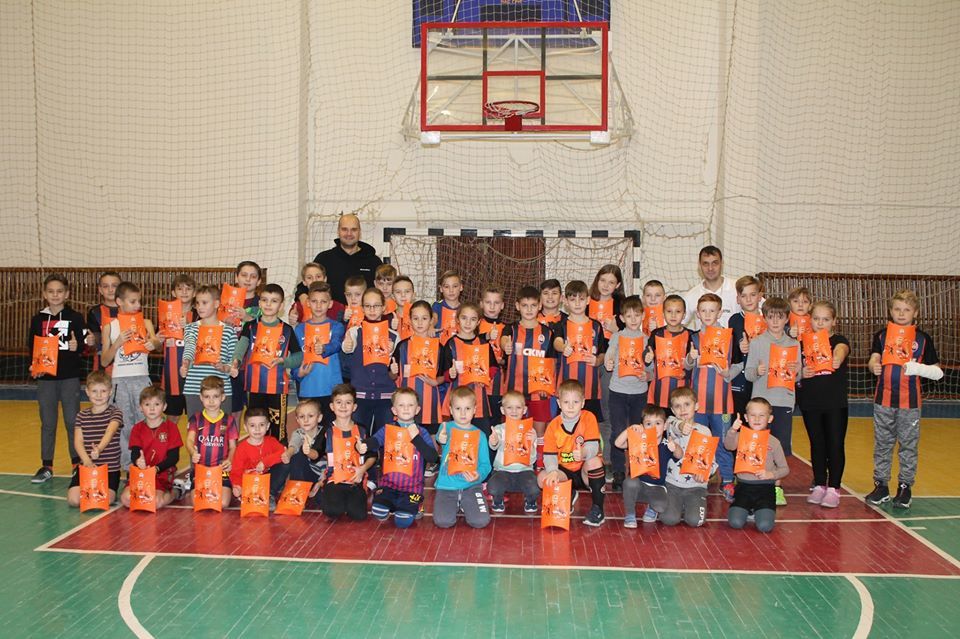 Виктор Коваленко подарил 60 пар щитков участникам проекта "Давай, играй!" (+Фото) - изображение 2