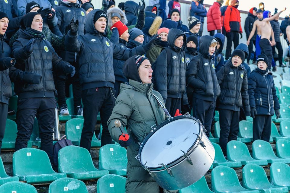 Болельщик на зимнем стадионе