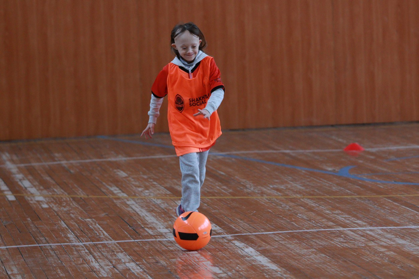 Футболисты "Шахтера" потренировались с детками с особенностями развития: улыбки, позитив, эмоции - изображение 2