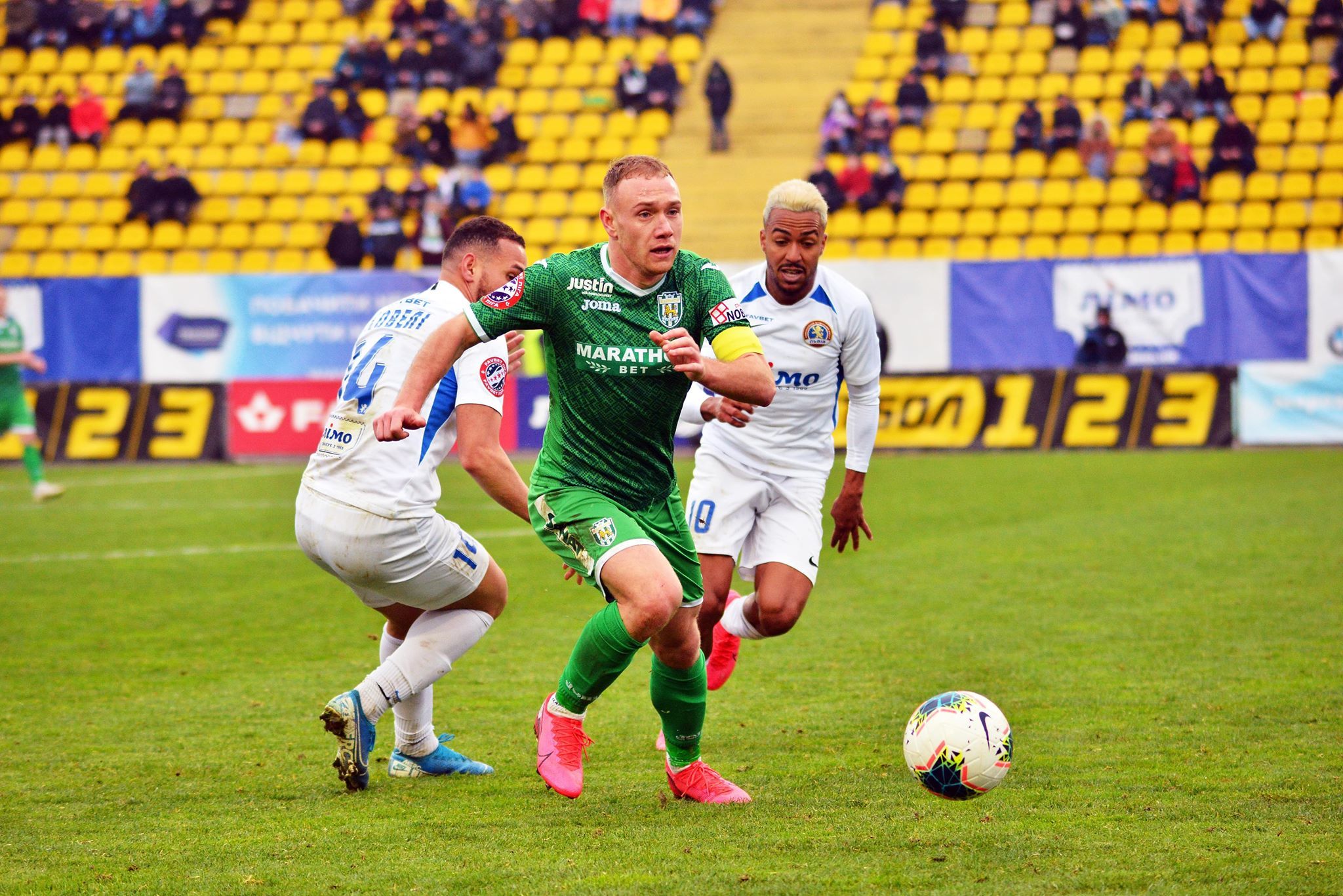 Где и как ходят на футбол: удивление Шарана, шоу на Оболони, и разница-таки есть! - изображение 2