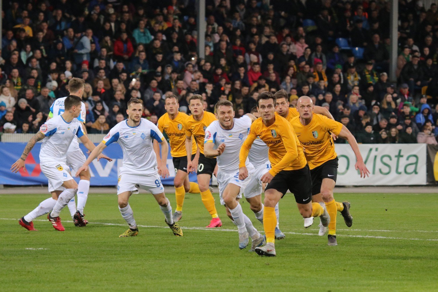 Где и как ходят на футбол: удивление Шарана, шоу на Оболони, и разница-таки есть! - изображение 1