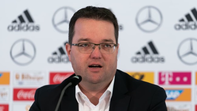 Коронавирус в Германии: клубы под угрозой банкротства, футбола может не быть до 2021 года - изображение 1