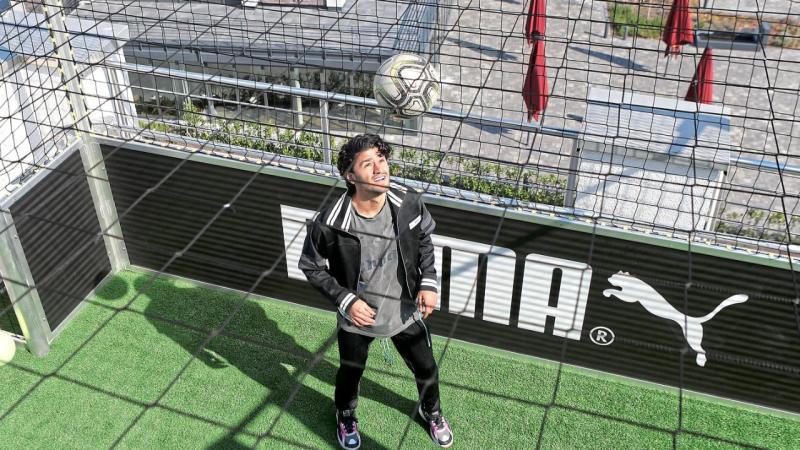 У игрока дортмундской "Боруссии" есть футбольное поле на крыше дома (Фото) - изображение 1