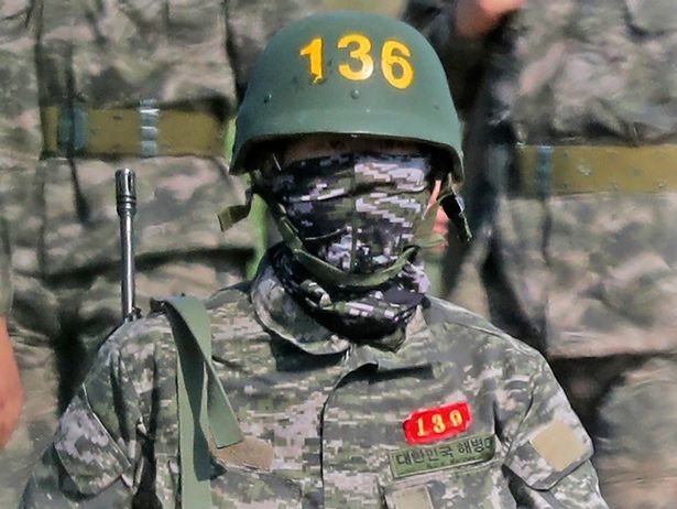 Хон Мин Сон в военной форме и с винтовкой (Фото) - изображение 1