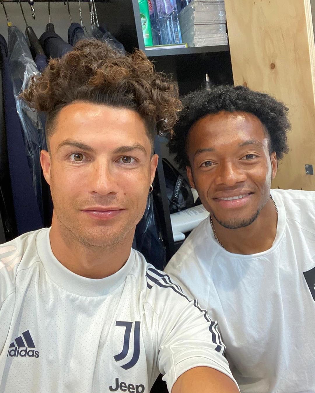 Futbol Na Karantine Novaya Pricheska Ronaldu Sobaka Na Trenirovke I Kniga Snejdera Foto Video Footboom
