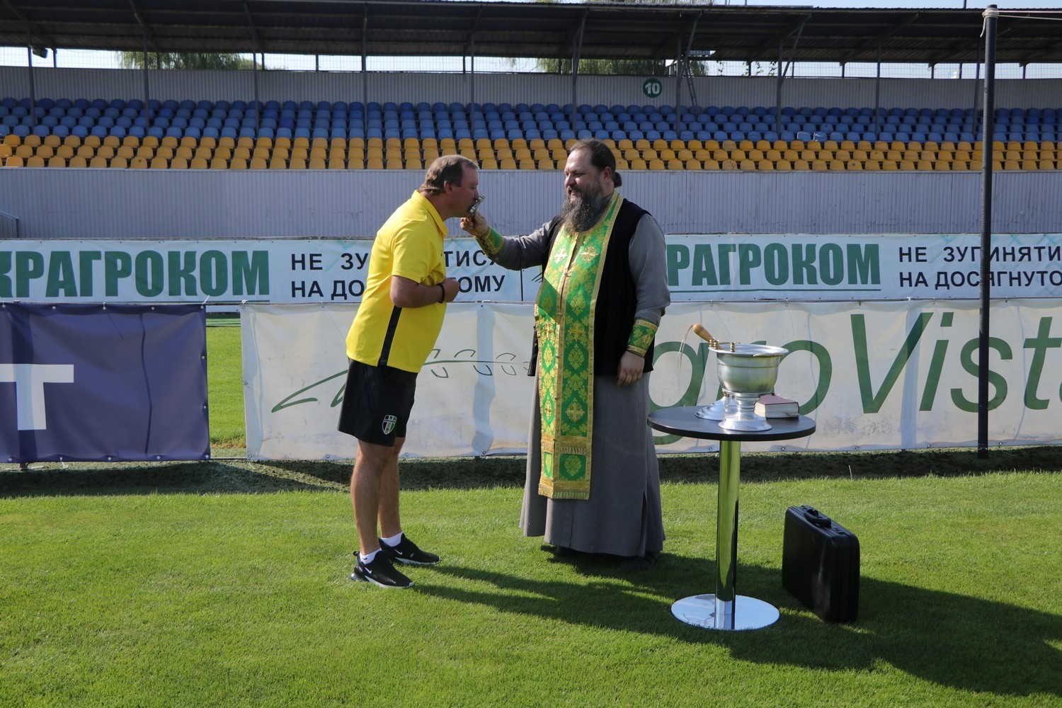Перед стартом сезону 2020/2021 священик освятив поле, стадіон та роздягальню "Олександрії" (Фото) - изображение 1