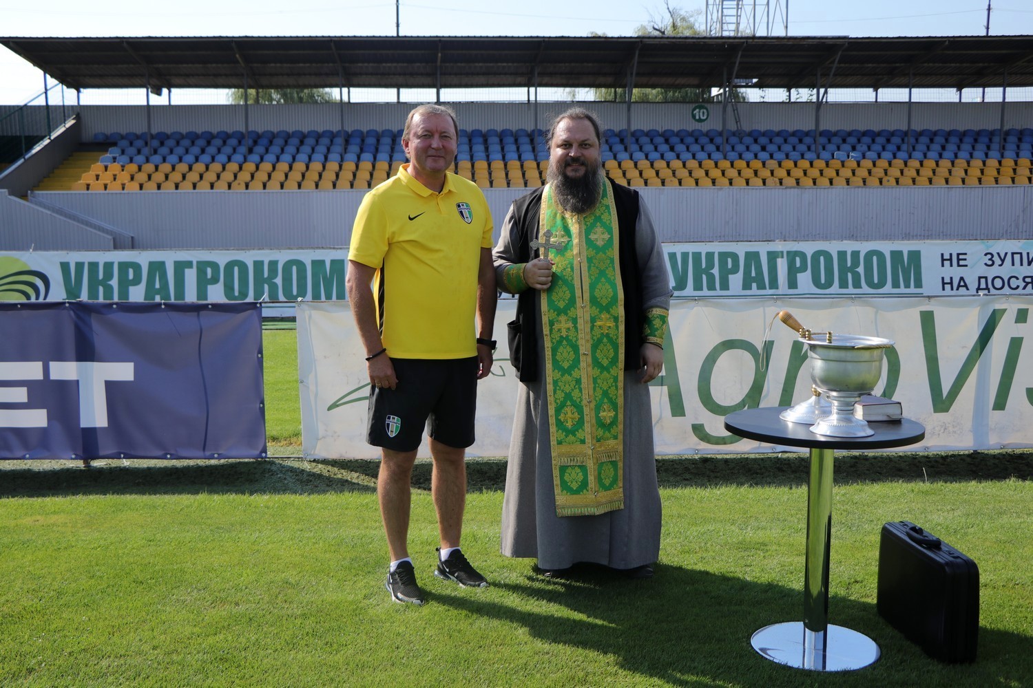 Перед стартом сезону 2020/2021 священик освятив поле, стадіон та роздягальню "Олександрії" (Фото) - изображение 2