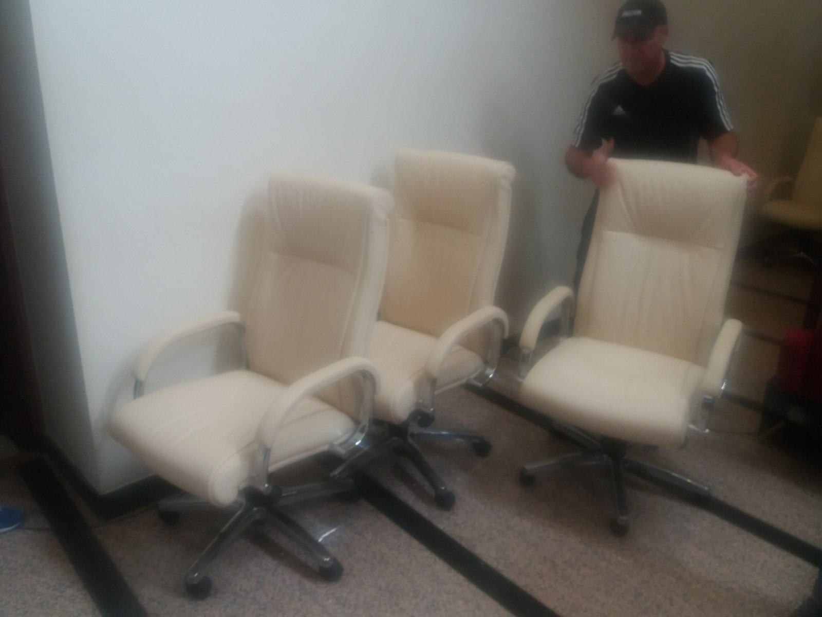 Перед пресс-конференцией Луческу поменяли неудобные кресла (Фото) - изображение 1