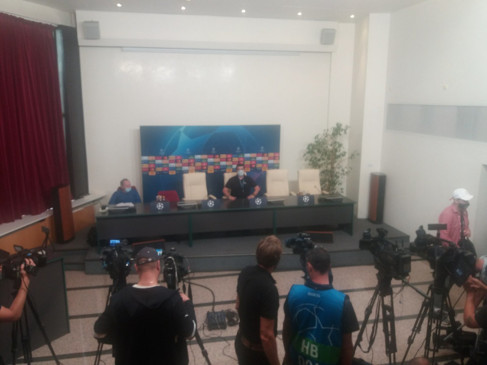 Перед пресс-конференцией Луческу поменяли неудобные кресла (Фото) - изображение 2